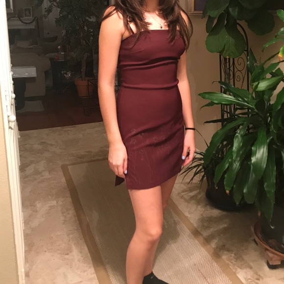 Burgundy mini dress with small flower details at the bottom - Picture 3 of 3